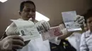 Kepala BNN Komjen Budi Waseso menunjukan barang bukti paspor yang digunakan pelaku saat rilis barang bukti sabu di Gedung BNN, Jakarta, Rabu (20/4). BNN berhasil membongkar sindikat sabu international. (Liputan6.com/Faizal Fanani)