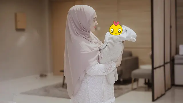 Stylish Banget, Ini 6 Gaya Dian Pelangi saat Momong Anak yang Curi Perhatian