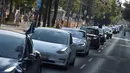 Sejumlah orang mengendarai mobil listrik dalam parade kendaraan listrik di Wina, Austria, 13 September 2020. Ratusan kendaraan listrik ambil bagian dalam parade E-Mobility "Rock the Ring" untuk mempromosikan mobilitas bebas emisi dan ramah iklim. (Xinhua/Guo Chen)