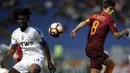 Gelandang Atalanta, Franck Kessie, berebut bola dengan pemain AS Roma, Diego Perotti pada laga lanjutan Serie A di Stadion Olimpico, Roma, (15/04/2017). (EPA/Riccardo Antimiani)