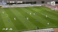 Wasit asal Inggris, Mark Clattenburg menghentikan pertandingan bola saat azan berkumandang di masjid dekat stadion.