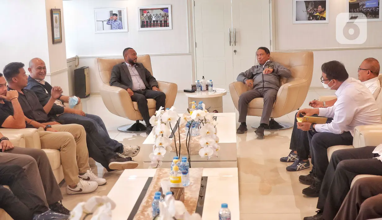 Menteri Pemuda dan Olahraga (Menpora) Zainudin Amali menerima audiensi dari perwakilan klub-klub sepak bola Liga 2 dan Asosiasi Pesepakbola Profesional Indonesia (APPI), di Gedung Kemenpora, Senin (30/1/2023). Ini merupakan pertemuan kedua Menpora dengan klub Liga 2 dan APPI setelah sebelumnya dilakukan pada 16 Januari lalu. (Liputan6.com/Angga Yuniar)