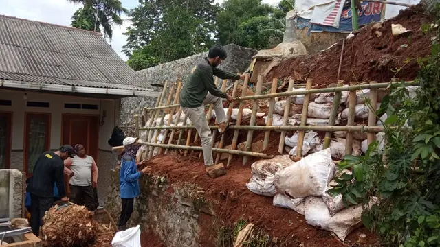Dinas PUPR Kota Depok memperbaiki saluran air yang tertutup longsor