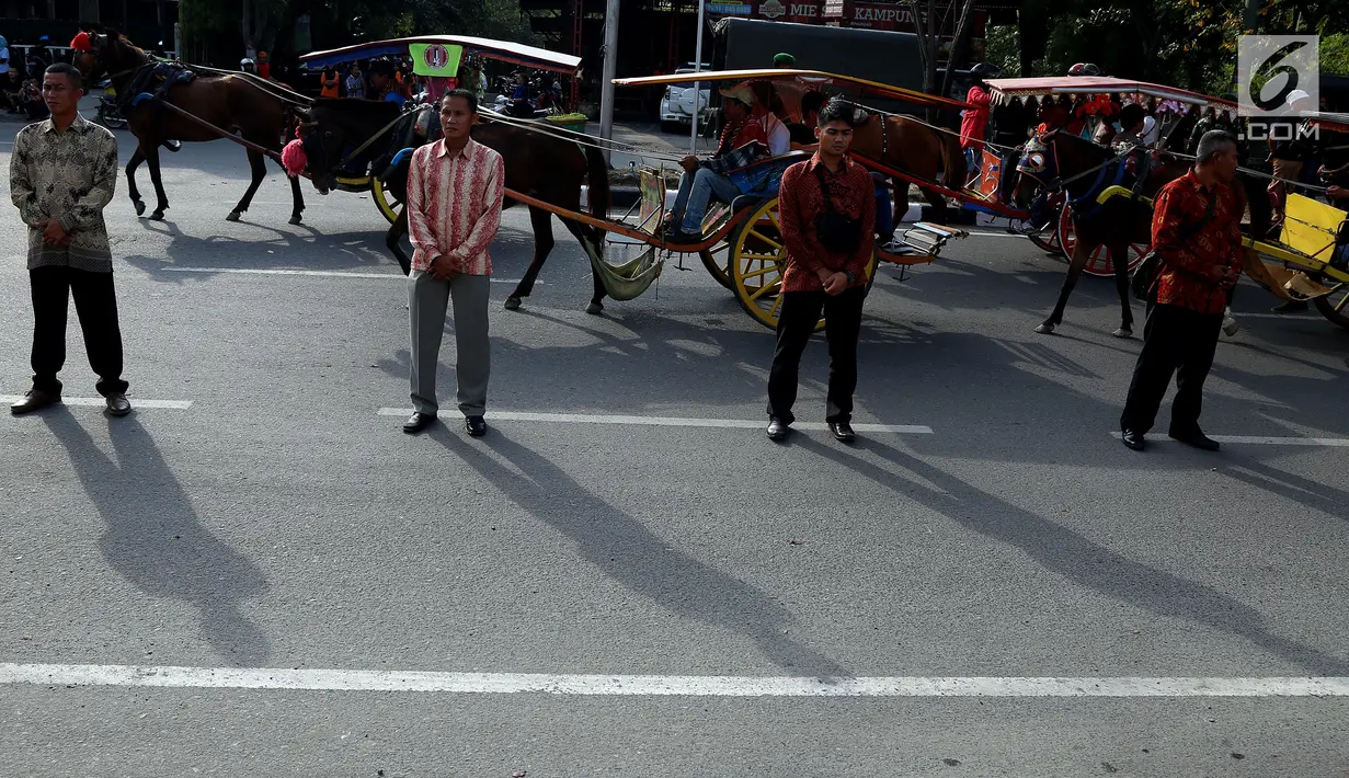 Aparat berbatik berbaris melakukan pengamanan saat geladi resik kirab ngunduh mantu Kahiyang-Bobby di Medan, Rabu (22/11). (Liputan6.com/Johan Tallo)