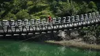 Gurman Reen Singh dari India melintasi jembatan mengikuti lomba sepeda gunung Himalaya MTB di dekat Mandi, Himachal Pradesh, India utara (4/10). Lomba sepeda ini merupakan perlombaan lintas negara tahunan ke-13. (AFP Photo/Sajjad Hussain)