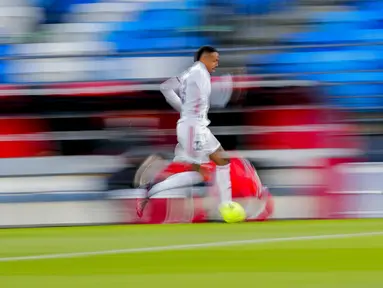 Pemain Real Madrid Eder Militao berlari dengan bola saat melawan Sevilla pada pertandingan La Liga Spanyol di Alfredo di Stefano Stadium, Madrid, Spanyol, Minggu (9/5/2021). (AP Photo/Manu Fernandez)