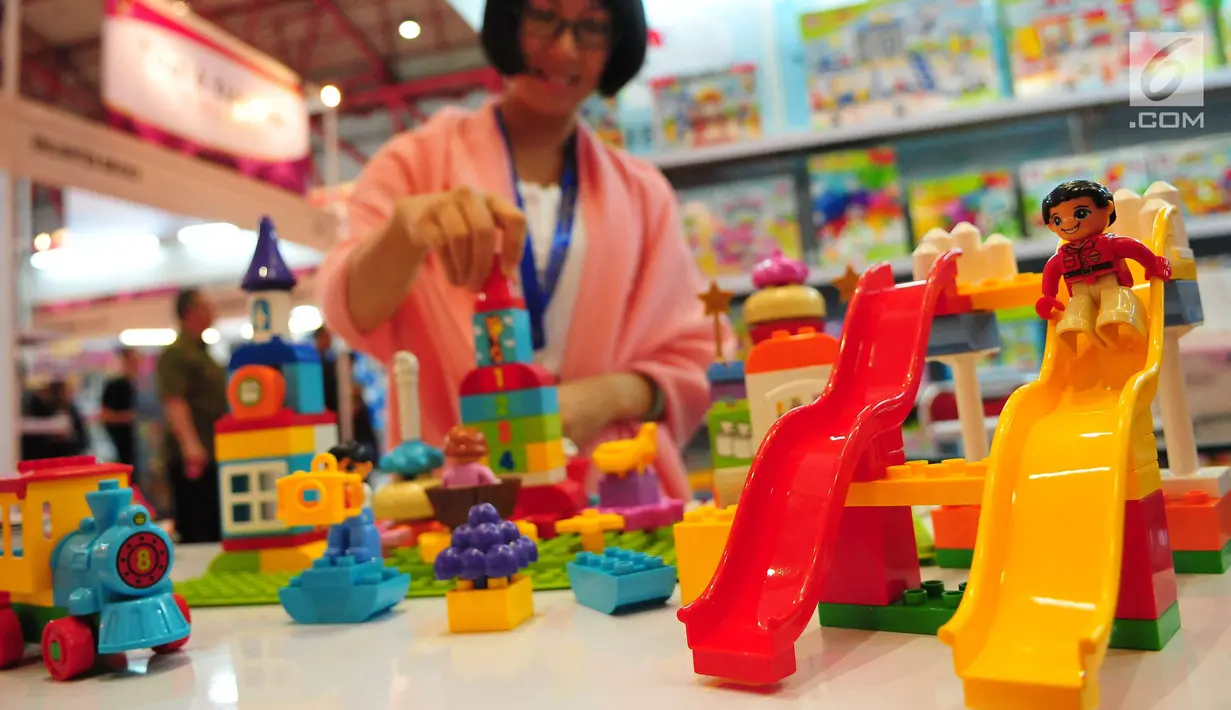 Sejumlah mainan lego dipajang dalam pameran mainan dan elektronik di Jakarta Internasional Expo, Jakarta, Rabu (22/8). Pemeran berskala internasional ini berlangsung selama 3 hari. (Liputan6.com/Helmi Afandi)