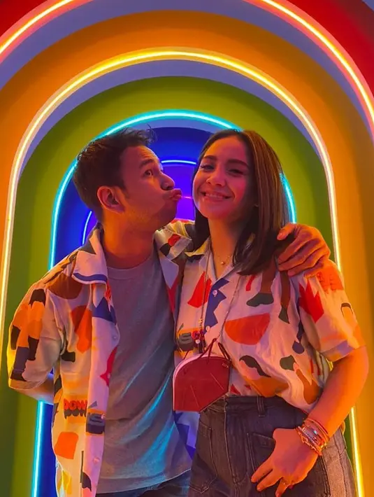 Dalam tayangan channel TS Media, Gigi menceritakan kondisi kehamilannya sekarang ini. Tak mengerti apa yang menjadi penyebabnya, namun ia tetap merasakan kondisi berbeda dengan kehamilan pertama. (Instagram/raffinagita1717)