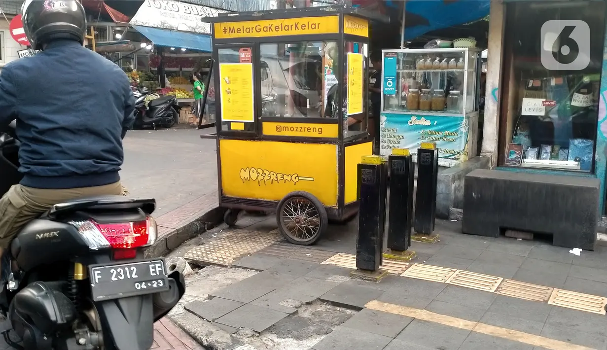 Pedagang berjualan di jalur pedestrian sepanjang Jalan Surya Kencana, Kota Bogor, Jawa Barat, Sabtu (3/12/2022). Jalur pedestrian yang seharusnya menjadi akses pejalan kaki dan ramah bagi kaum disabilitas itu tidak berfungsi dengan semestinya. (Liputan6.com/Magang/Aida Nuralifa)