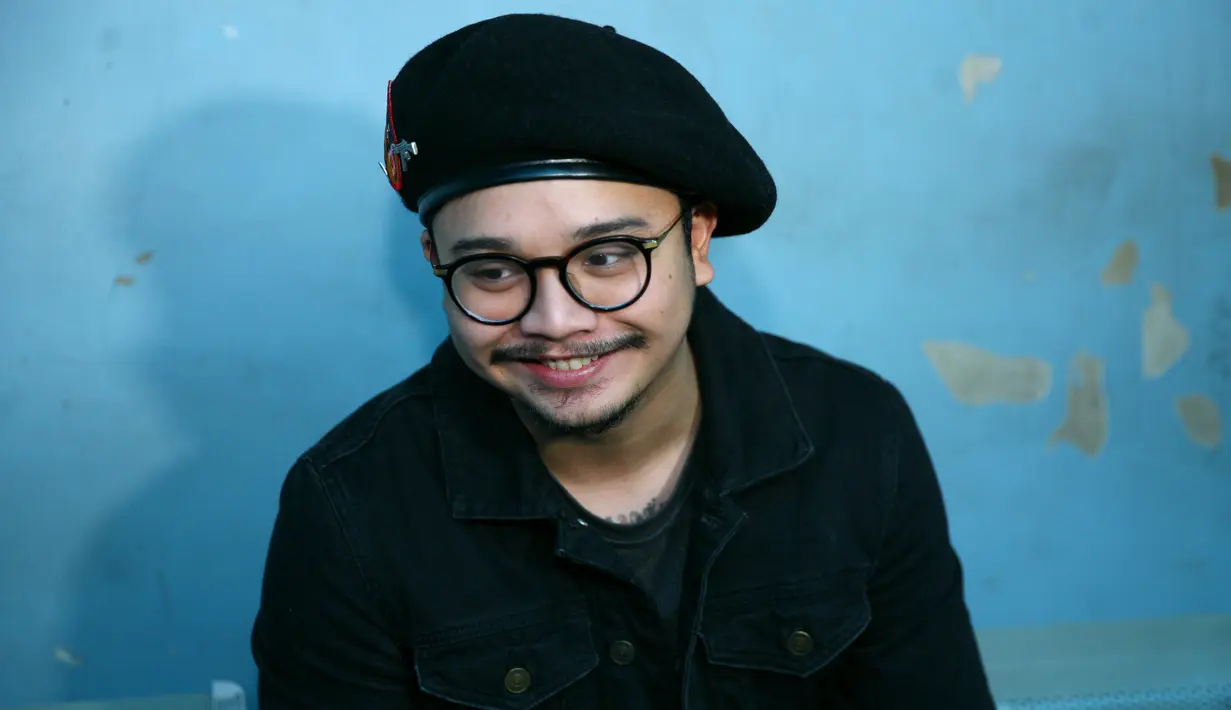 Terkait soal momongan, Derby pun tidak ambil pusing dan sangat menikmati masa-masa selalu berdua setelah menikah, layaknya orang pacaran. (Nurwahyunan/Bintang.com)