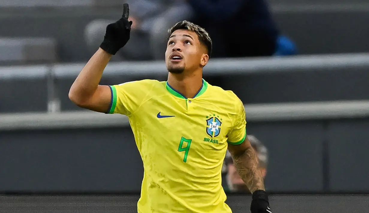 Marcos Leonardo, striker Brasil berusia 20 tahun ini didatangkan secara resmi Benfica dari Santos pada 4 Januari 2024 dengan nilai transfer 18 juta euro atau setara Rp306 miliar dengan durasi kontrak hingga lima setengah tahun ke depan hingga 30 Juni 2029. Pemain yang membela Santos selama 4 musim mulai 2020 hingga 2023 ini total tampil dalam 168 laga di semua ajang dengan torehan 54 gol dan 11 assist. (AFP/Luis Robayo)