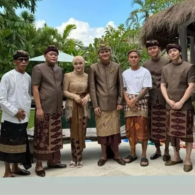 6 Gaya Jeffry Reksa Pacar Putri Delina Hadiri Acara Mepamit Rizky Febian-Mahalini, Kompak Pakai Seragam Keluarga Sule