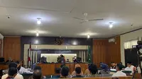 Persidangan Bupati Meranti Muhammad Adil yang terjerat korupsi dengan agenda mendengarkan keterangan belasan saksi. (Liputan6.com/M Syukur)