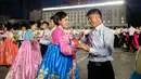 Orang-orang menari pada acara perayaan Hari Ulang Tahun ke-74 Korea Utara di Kim Il Sung Square, Pyongyang, Korea Utara, 9 September 2022. (KIM Won Jin/AFP)