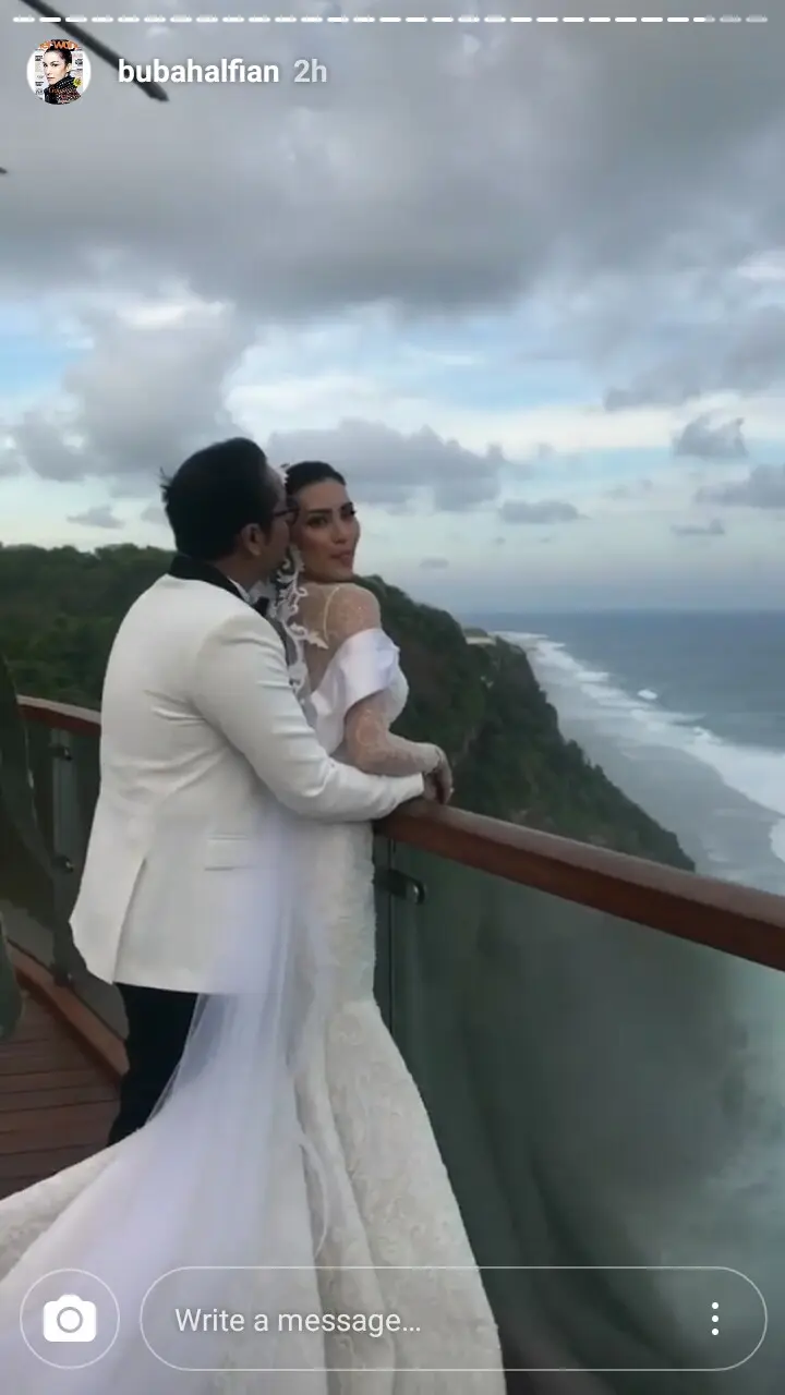 Sammy Simorangkir mencium istrinya dari belakang, romantis ya. (Instagram @bubahalfian)