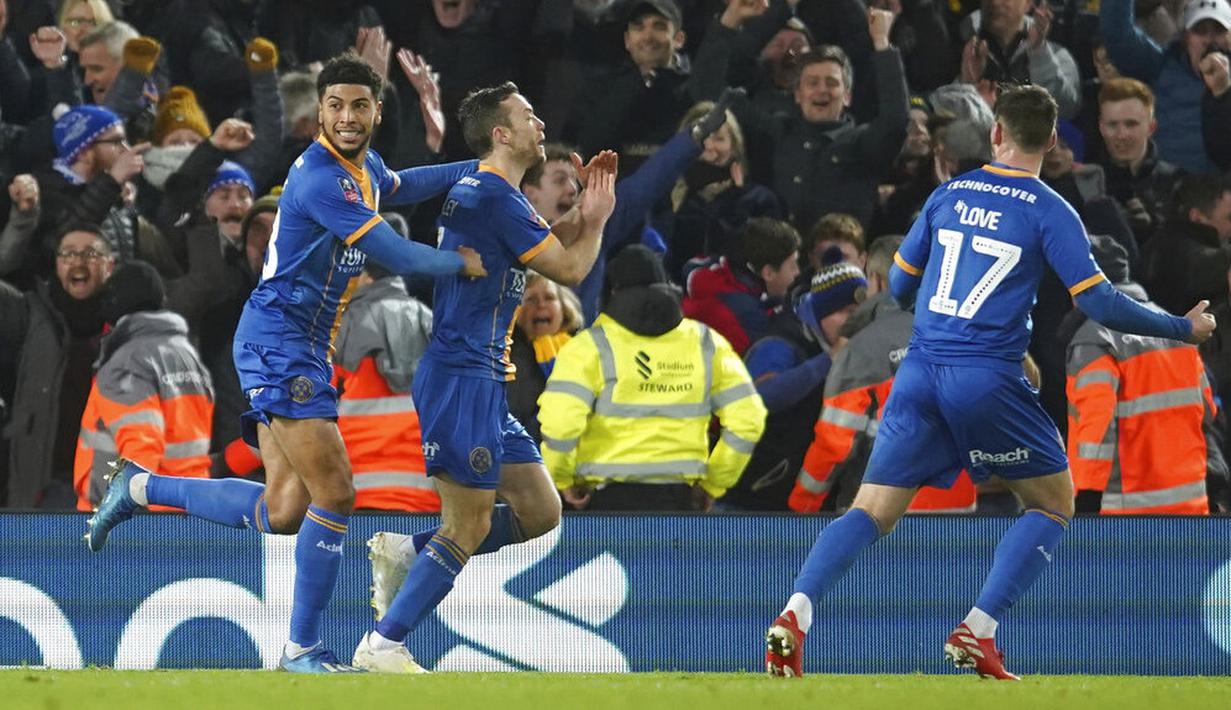 Pemain Shrewsbury Town, Shaun Whalley, melakukan selebrasi sebelum gol nya dianulir wasit pada laga Piala FA di Stadion Anfield pada Rabu (5/2/2020). Pasukan muda Liverpool menang tipis 1-0 atas Shrewsbury Town. (AP/Jon Super)