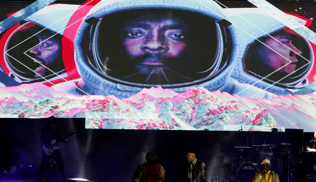 Penampilan Black Eyed Peas saat upacara penutupan SEA Games 2019 di Stadion New Clark City, Filipina, Rabu (11/12). Filipina menjadi juara umum pada gelaran kali ini. (Bola.com/M Iqbal Ichsan)