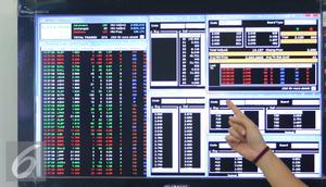 Pekerja menunjuk layar sekuritas di Jakarta, Senin (1/8). Pada perdagangan preopening, IHSG bergerak menguat 64,216 poin (1,23%) ke 5.280,210. Sementara indeks LQ45 bergerak naik 16,105 poin (1,80%) ke908.947. (Liputan6.com/Angga Yuniar)