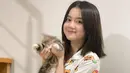 Pemilik nama lengkap Kharisma Cahaya Putri memiliki paras yang cantik imut. Keimutan Kayess semakin terlihat saat saja ketika ia bermain dengan Kucing. Momen ia memegang kucing pun berhasil membuat netizen kian merasa gemas dengan Kayess. (Liputan6.com/IG/@ewkharis)