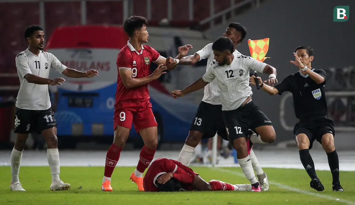 Pemain Timnas Indonesia, Hokky Caraka bersitegang dengan pemain Timnas Fiji, Pawan Pratap Singh pada laga International Friendly Match U-20 di Stadion Utama Gelora Bung Karno (SUGBK), Jakarta, Jumat (17/02/2023). (Bola.com/Bagaskara Lazuardi)