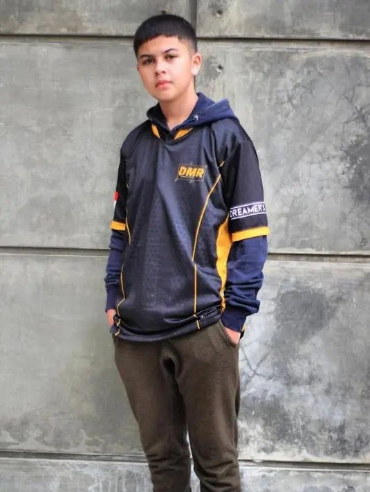 Tubuhnya pun makin tinggi seperti remaja seusianya. Bagi yang lama tak melihat tentu pangling.