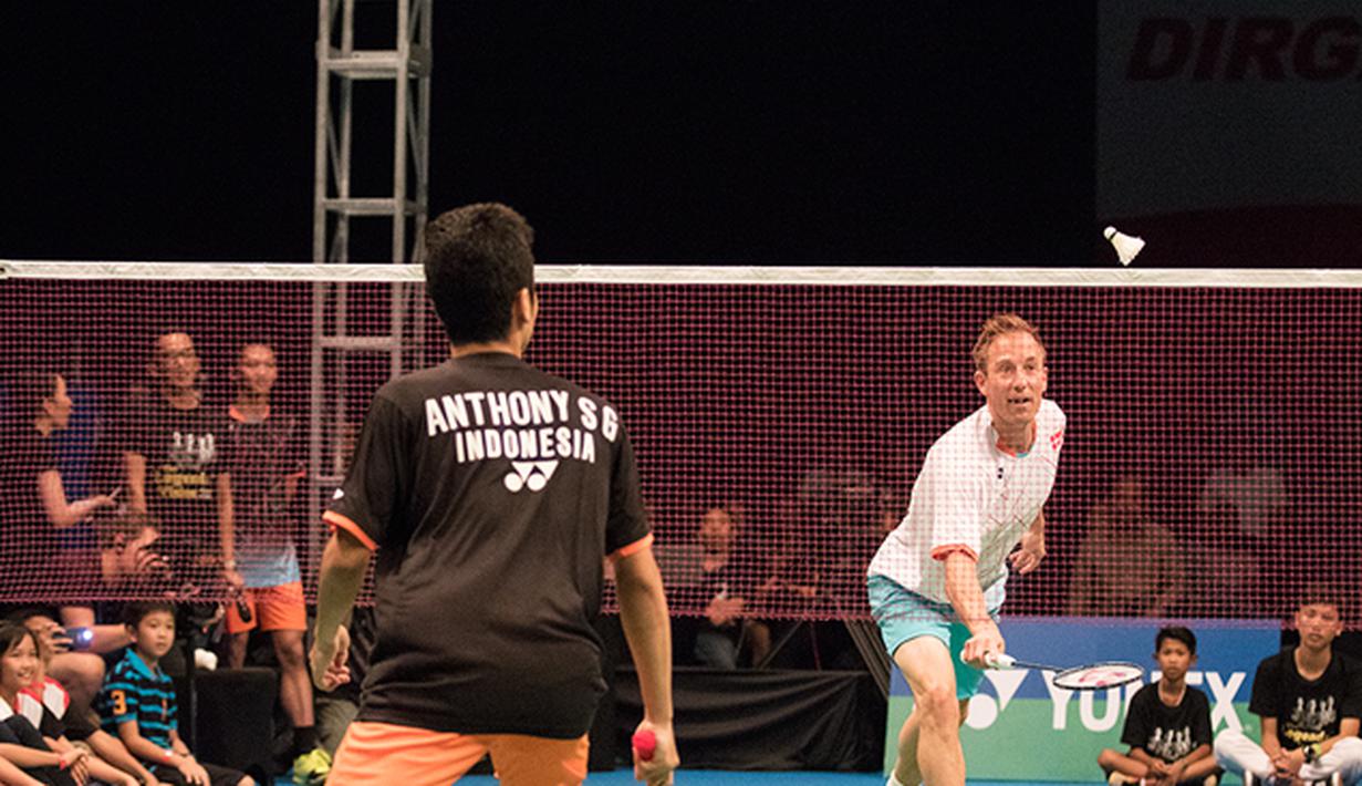 Pebulutangkis legendaris dunia asal Denmark, Peter Gade memperkenalkan bulutangkis kepada pelajar SMP pada laga Yonex Legends Vision di GOR Asia Afrika, Jakarta, Senin (17/8/2015). (Bola.com/Vitalis Yogi Trisna)