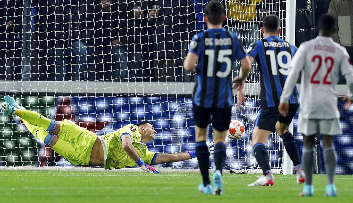 Pemain Olympiacos Francisco Soares mencetak gol ke gawang Atalanta pada pertandingan sepak bola babak 16 besar Liga Europa di Stadion Gewiss, Bergamo, Italia, 17 Februari 2022. Atalanta menang 2-1. (Spada/LaPresse via AP)