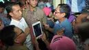 Jokowi sempat berbincang dengan salah satu pemilik toko di Pasar Lokbin Koja, Jakarta, (23/9/14). (Liputan6.com/Herman Zakharia)