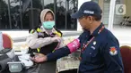 Petugas medis dari Rumah Sakit Polri melakukan pemeriksaan kesehatan kepada petugas-petugas Pemilu 2024 di GOR Kecamatan Duren Sawit, Jakarta, Jumat (16/2/2024). (merdeka.com/Imam Buhori)