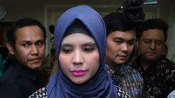 Istri Indra Bekti, Aldilla Jelita saat menemani Indra Bekti ke KPI, Jakarta, Rabu (3/2/2016). Merasa terus dipojokkan, Indra Bekti membuat pengaduan kepada Komisi Penyiaran Indonesia Pusat . (Liputan6.com/Herman Zakharia)