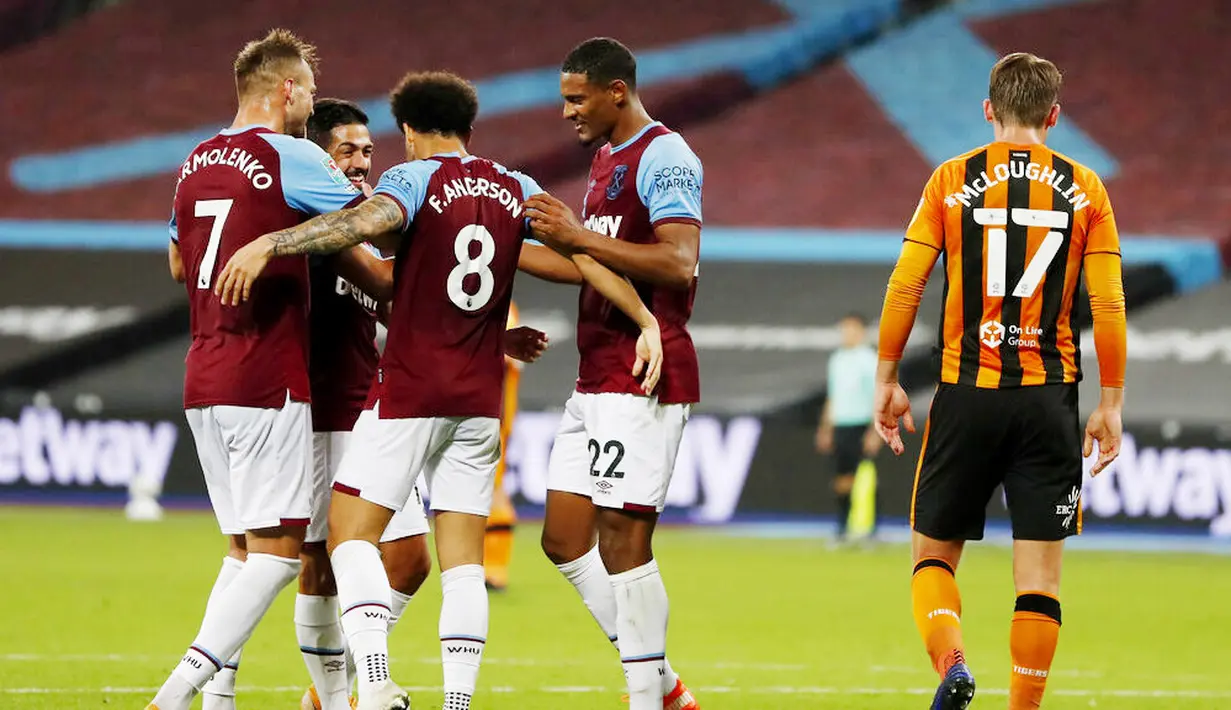 Para pemain West Ham United merayakan gol yang dicetak oleh Sebastien Haller ke gawang Hull City pada laga Piala Liga Inggris di Stadion London, Rabu (23/9/2020). West Ham menang dengan skor 5-1. (AP/Alastair Grant, Pool)