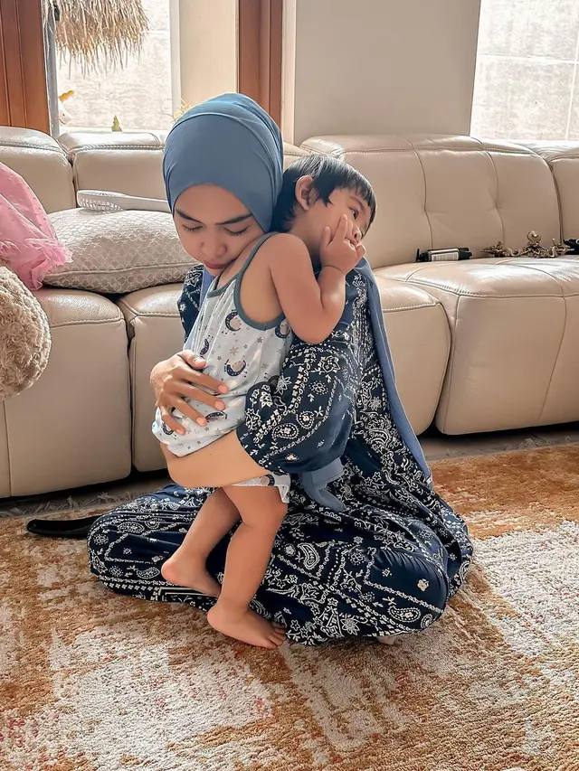 Adu Gaya Ria Ricis dan Teuku Ryan Momong Anak