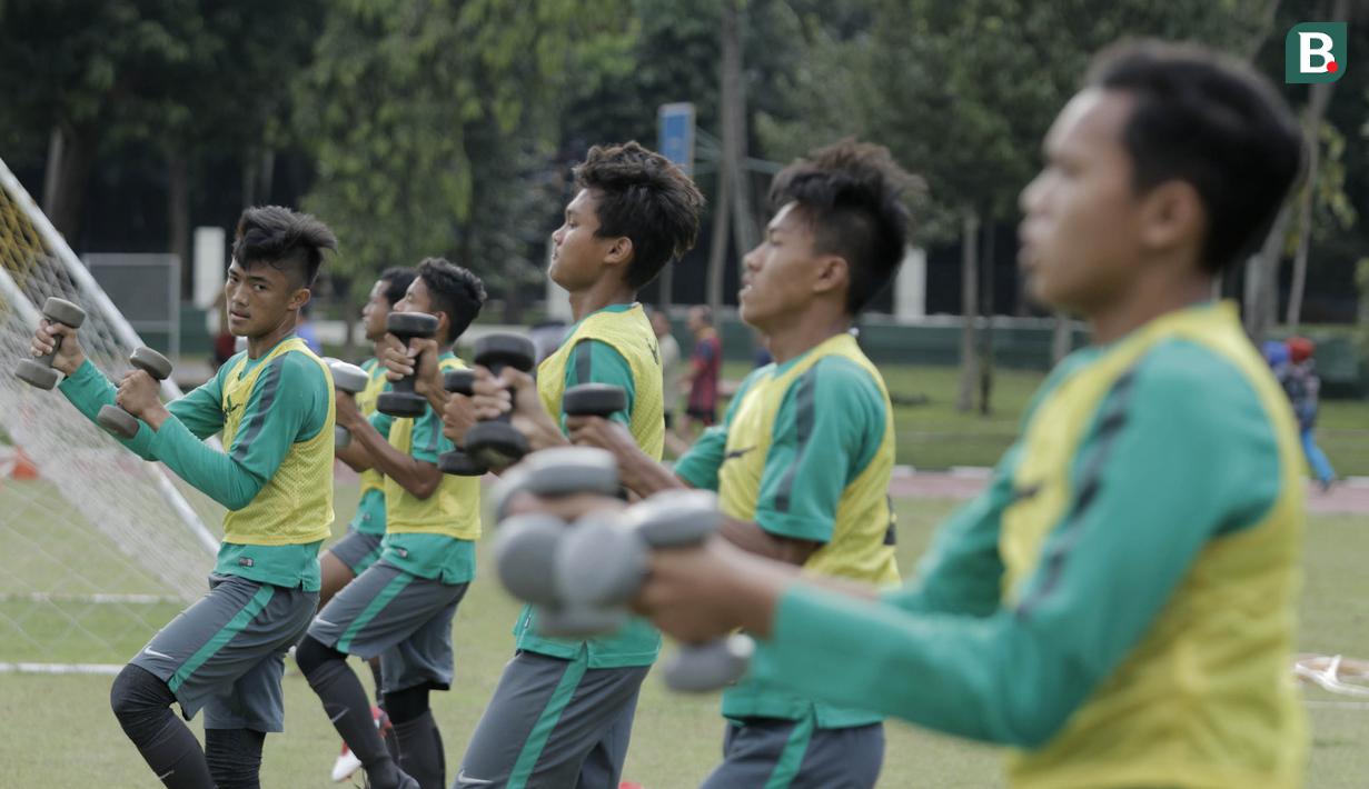 Pemain Timnas U-16 saat latihan di Lapangan Atang Soetrisna, Cijantung, Jakarta, Selasa (20/2/2018). Pemusatan latihan tahap kedua ini dilakukan untuk persiapan turnamen Jenesys di Jepang. (Bola.com/M Iqbal Ichsan)
