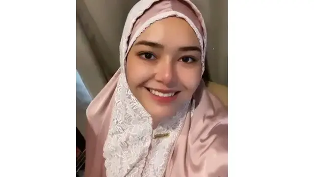 7 Potret Amanda Manopo saat Pakai Mukena, Curi Perhatian