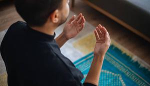 Ilustrasi Membaca Doa Qunut (istockfoto)