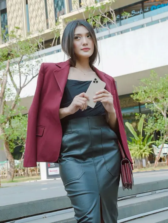 Anissa Azizah tampil edgy padukan strapless top dengan leather midi skirt dan blazer merah di pundak [@anissaazizah]