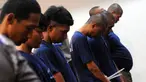 Pelaku tawuran warga RW 07 dengan RW 08 Kelurahan Cipinang Besar Utara, Kecamatan Jatinegara, dihadirkan saat gelar perkara di Polres Jakarta Timur, Jakarta, Rabu (31/5/2023). Polisi berhasil meringkus tujuh pelaku tawuran dari kedua belah pihak yang bertikai. (merdeka.com/Imam Buhori)