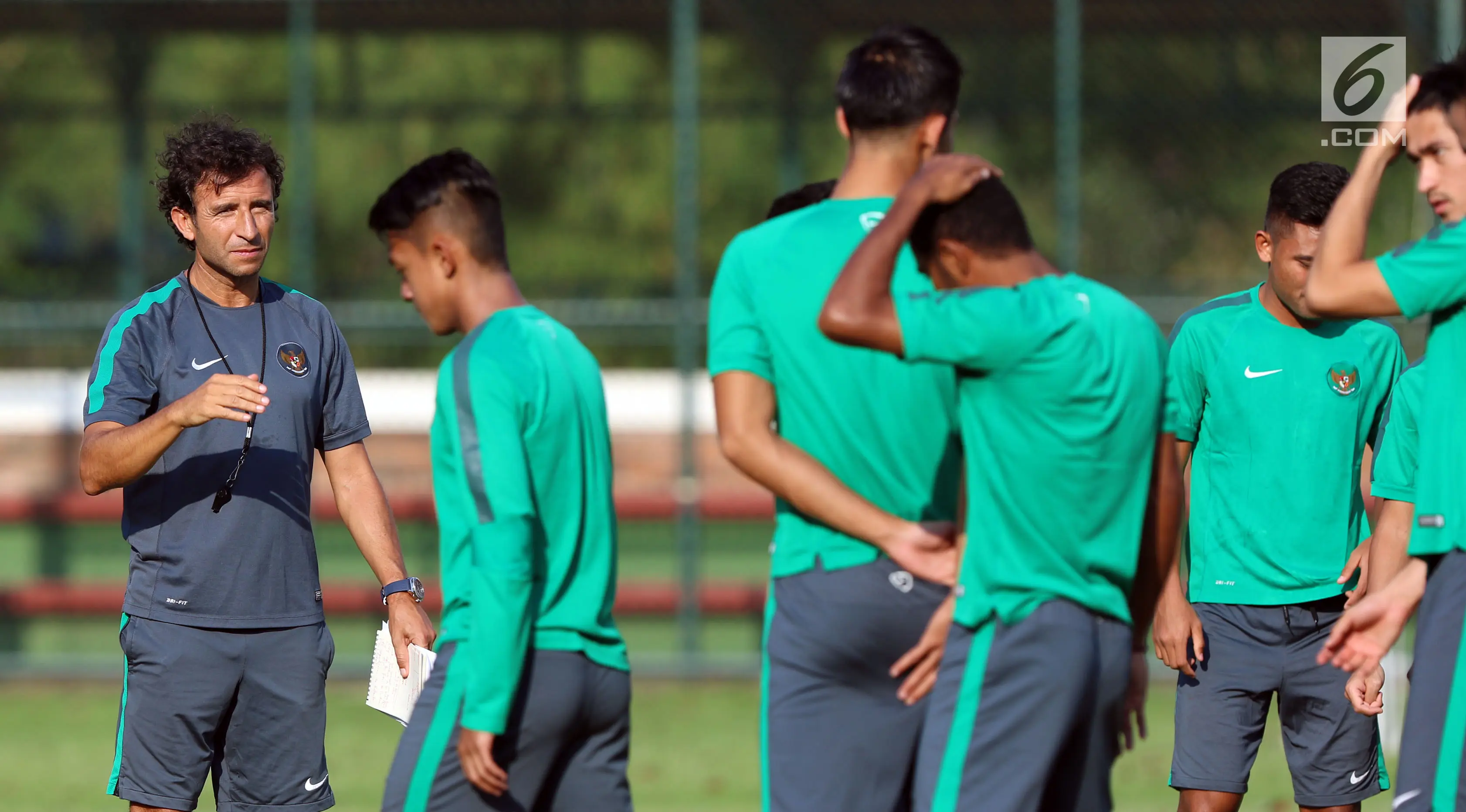 Pelatih Luis Milla akan banyak menurunkan pemain timnas U-23 di laga uji coba lawan Suriah dan Guyana. (Liputan6.com/Helmi Fithriansyah)