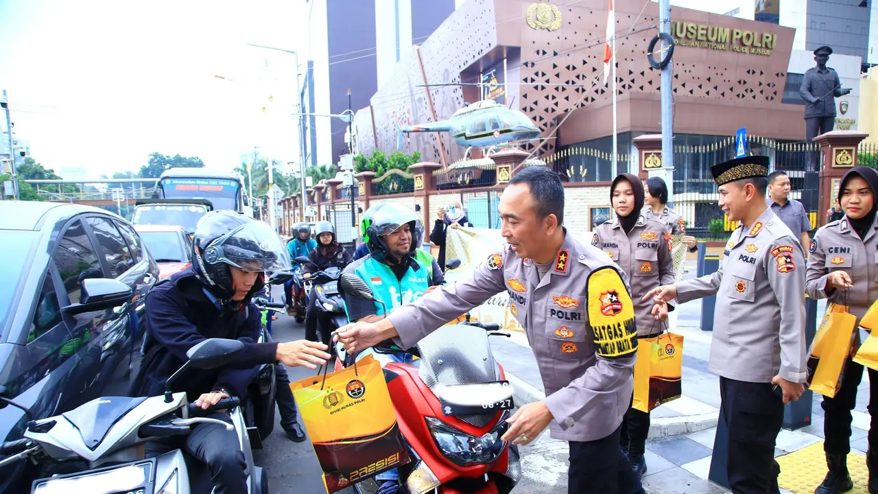 Kadiv Humas Polri Irjen Sandi Nugroho membagikan takjil kepada pengendara yang melintas di sekitar Mabes Polri, Kamis (18/3/2024).