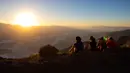 <p>Para pengunjung menyaksikan matahari terbenam di Taman Nasional Death Valley, California, Amerika Serikat, 11 Juli 2023. Juli adalah bulan terpanas di taman tersebut dengan rata-rata suhu mencapai 116 derajat (46,5 Celcius). (AP Photo/Ty ONeil)</p>