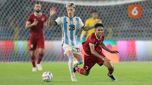 Foto: Aksi Jatuh Bangun Marselino Ferdinan saat Hadapi Argentina, Catatkan Statistik Apik hingga Dipuji Jurnalis Inggris