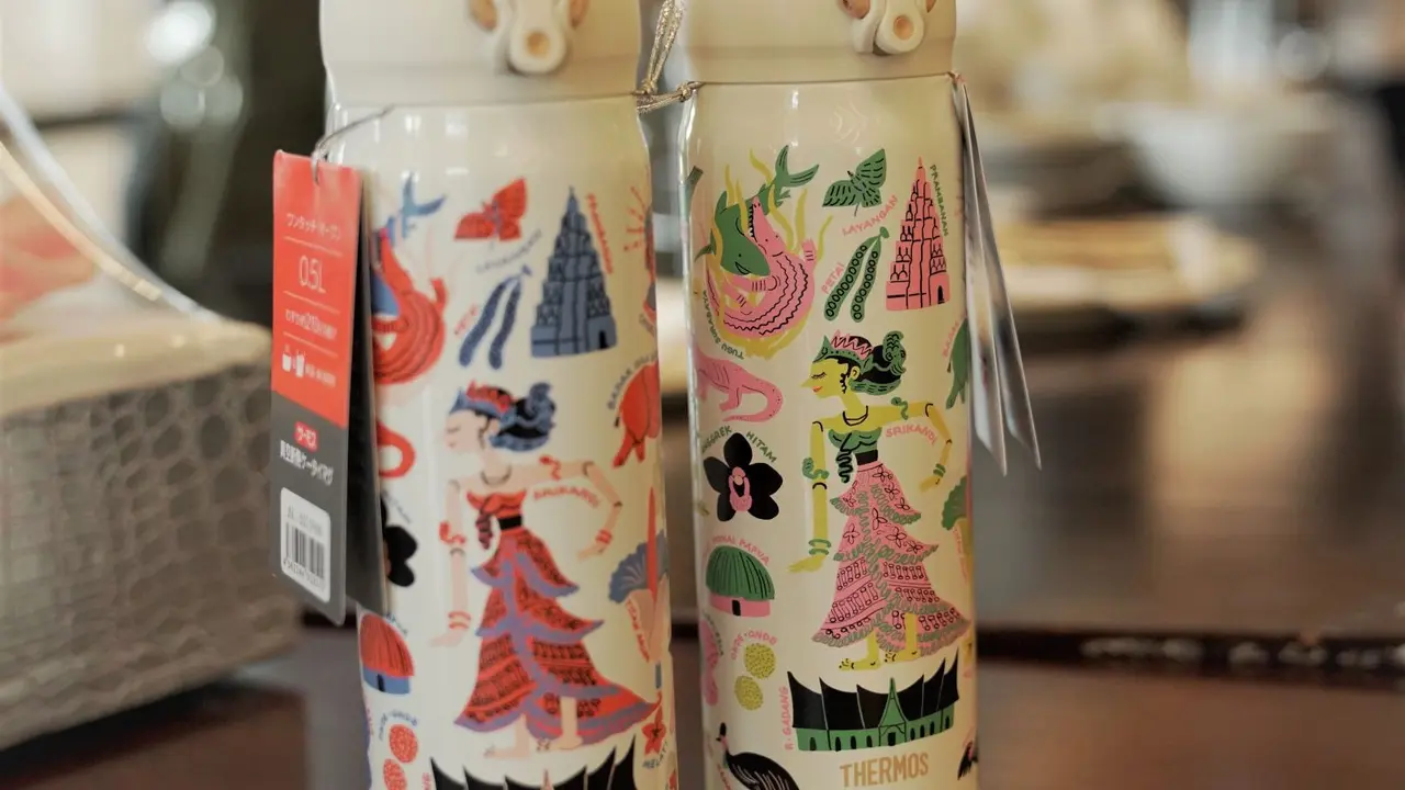 Thermos dengan ilustrasi Nusantara. (dok. Thermos Tumbler Nusantara/Adhita Diansyavira)