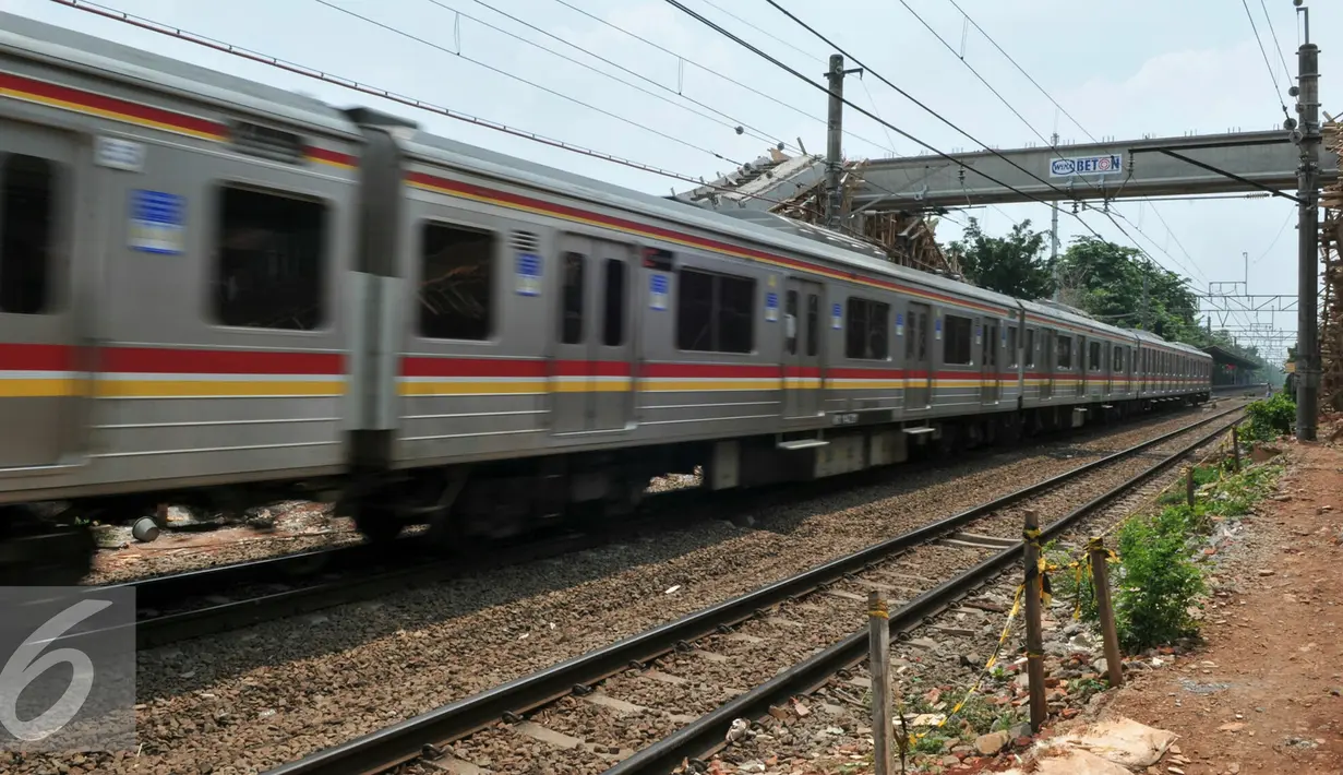 Kereta melintas di samping proyek pembangunan JPO di Stasiun Pasar Minggu Baru, Jakarta (30/11). Proyek yang menghabiskan dana APBD sekitar Rp 800 juta merupakan upaya untuk mengurangi angka kecelakaan di lintasan kereta api. (Liputan6.com/Yoppy Renato)