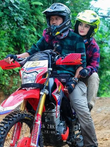 Potret Ririn Ekawati Ketagihan Naik Motor Trail Entertainment Fimela Com