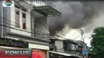 Warga panik melihat kepulan asap tebal yang membakar sedikitnya lima rumah dilingkungan tempat tinggal mereka.