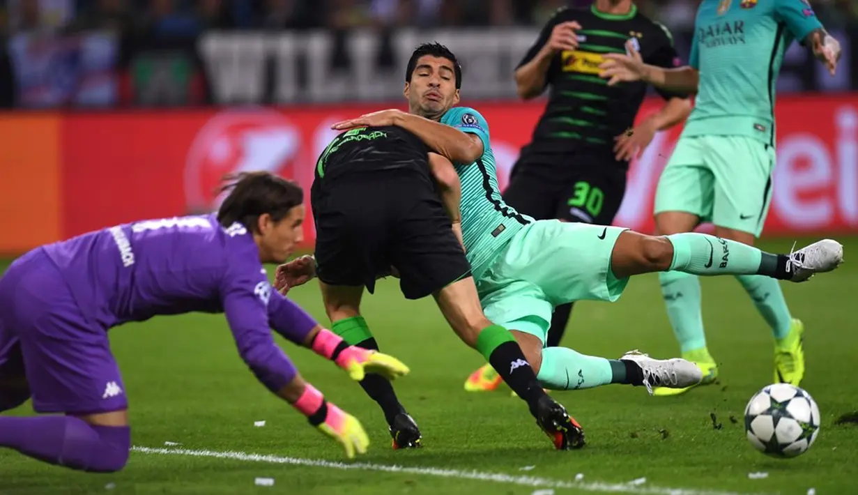 Pemain Barcelona, Luis Suarez, berusaha mencetak gol ke gawang Borussia Monchengladbach pada laga kedua Grup C Liga Champions di Stadion im Borussia-Park, Kamis (29/9/2016) dini hari WIB. (AFP/Patrik Stollarz)