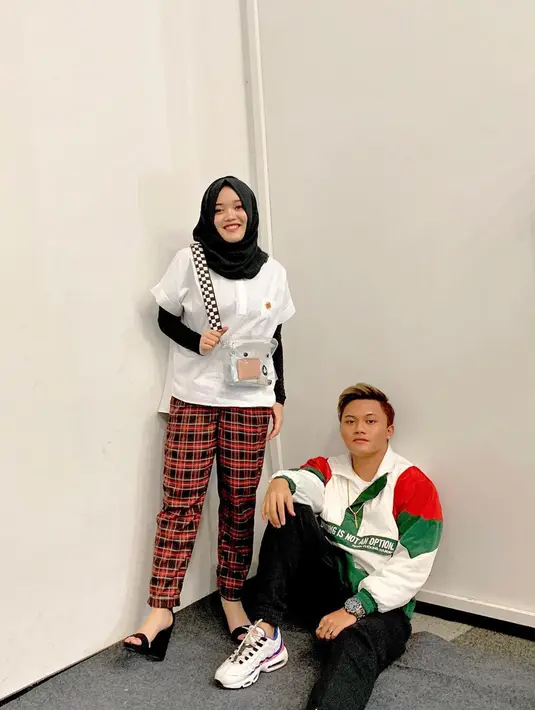 Potret kompak Rizky Febian dan Putri Delina memang kerap dipamerkan di Instagram. Seperti memakai outfit kekinian dengan dasar baju warna putih membuat keduanya terlihat begitu keren. Kerennya anak Sule ini membuat mereka banjir pujian netizen. (Liputan6.com/IG/@putridelinaa)
