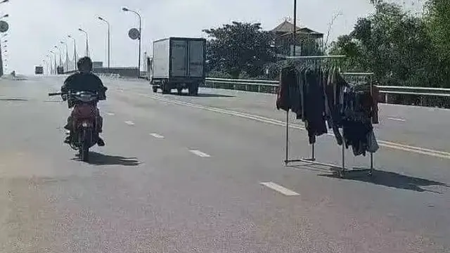 7 Potret Tingkah Nyeleneh Orang di Tengah Jalan Ini Bikin Heran