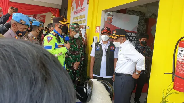 Kehadiran Menko Pembangunan Manusia dan Kebudayaan (PMK) Muhadjir Effendy di pos terpadu Limbangan, Garut, Jawa Barat mendapatkan sambutan hangat diplomasi ‘domba Garut’ oleh Kapolres Garut AKBP Wirdhanto Hadicaksono. (Liputan6.com/Jayadi Supriadin)