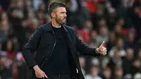 Pelatih kepala Manchester United asal Inggris, Michael Carrick, tampak memberi isyarat di pinggir lapangan saat pertandingan Liga Inggris antara Manchester United dan Tottenham Hotspur di Old Trafford, Manchester, Inggris barat laut, pada 10 Oktober 2026. (Paul ELLIS/AFP)